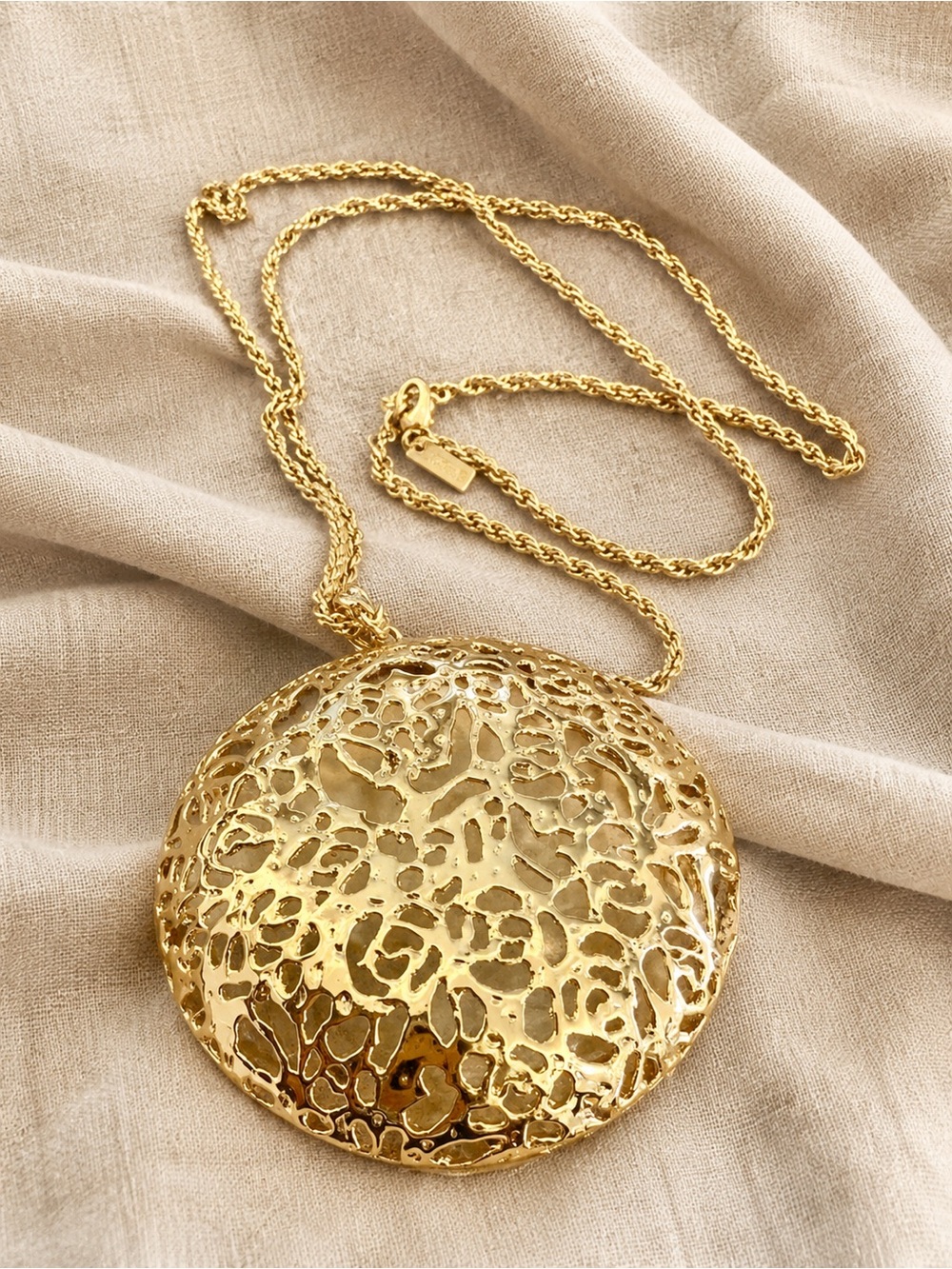 Kendra Scott Gold Lariat Necklace with Oversized Floral Amulet Pendant Signed